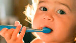 E se o bebê não deixar escovar os dentes?