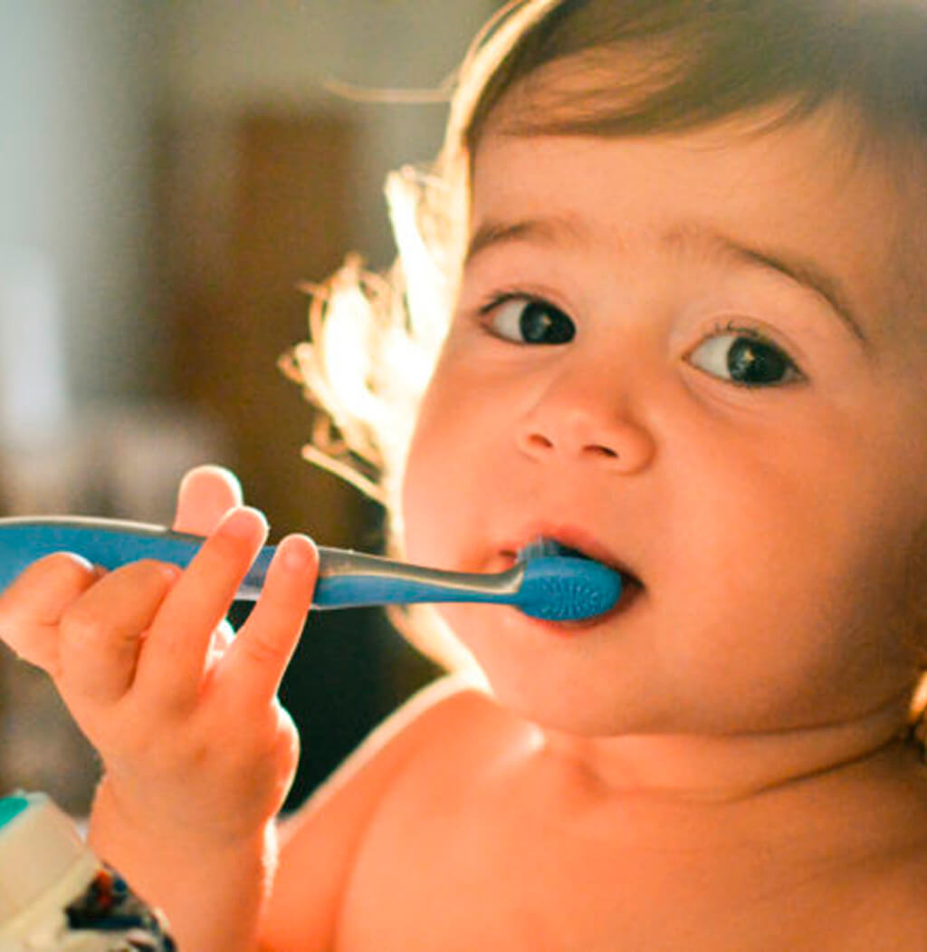 E se o bebê não deixar escovar os dentes?