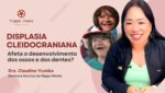Banner informativo sobre displasia cleidocraniana mostrando alterações no desenvolvimento dos ossos e dos dentes em crianças.