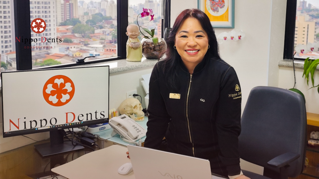 Dentista especialista em bruxismo explicando tratamento miofuncional na Nippo Dents Odontologia