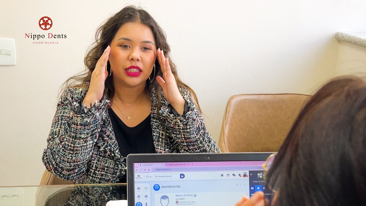 Paciente em avaliação clínica para diagnóstico de bruxismo na Nippo Dents em São Judas São Paulo