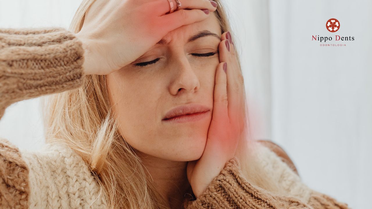 Mulher com dor de cabeça e dor facial relacionada a bruxismo, tensão mandibular e apertamento dentário