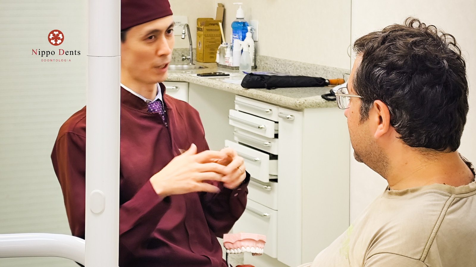 Dr Joney Takano realizando atendimento clínico de tratamento miofuncional para bruxismo na Nippo Dents