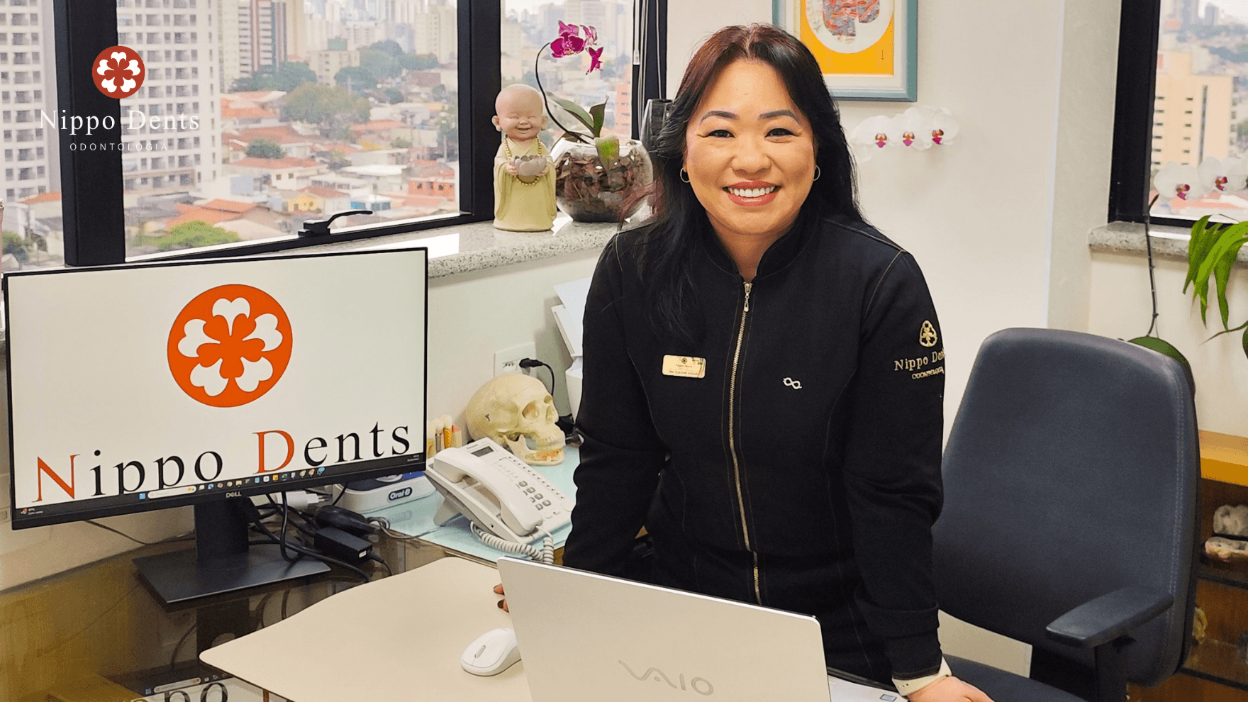 Dra Claudine no consultório da Nippo Dents Odontologia em São Paulo sorrindo em ambiente clínico moderno