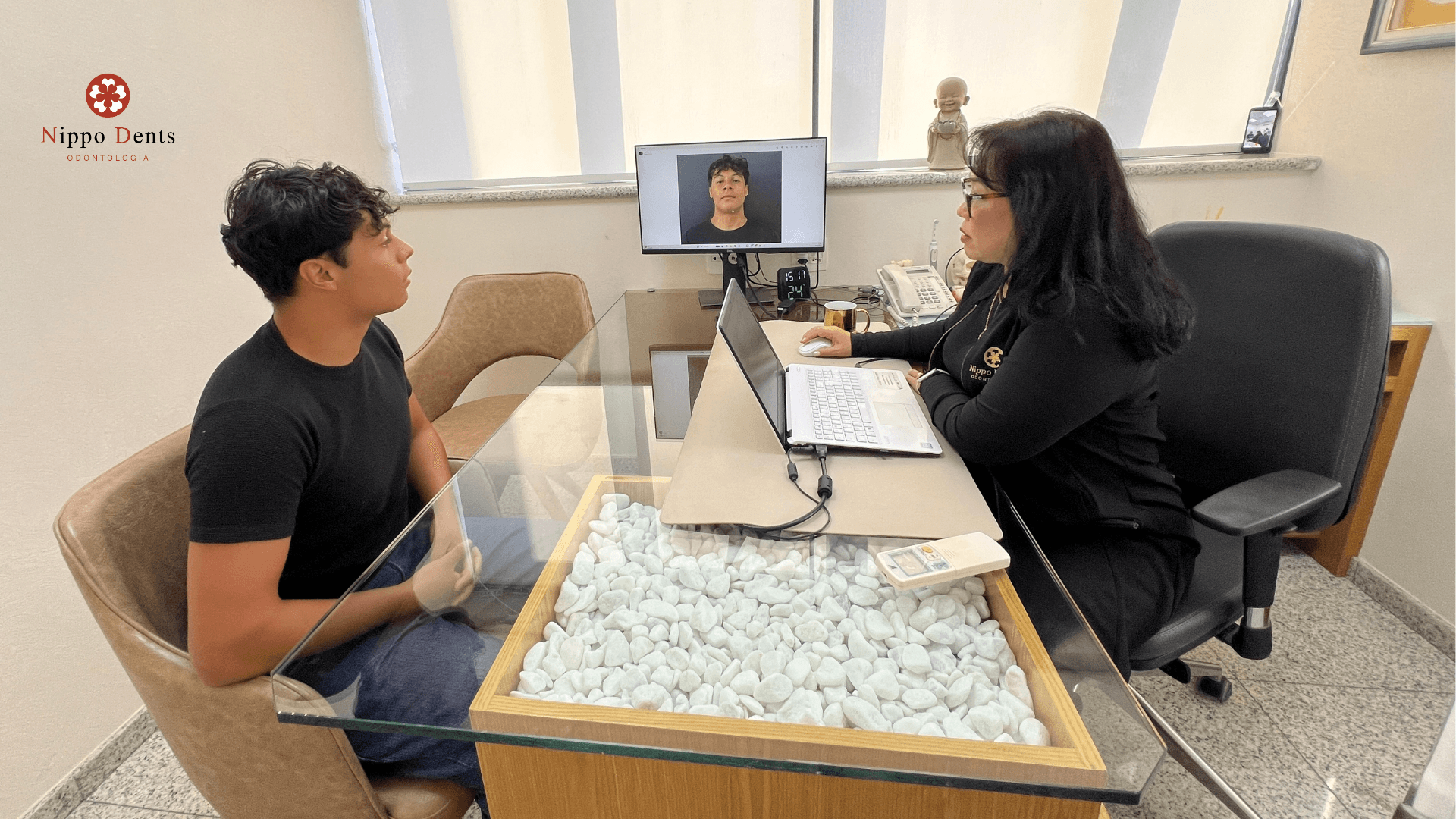 Paciente em consulta odontológica para avaliação de bruxismo e dores musculares faciais.