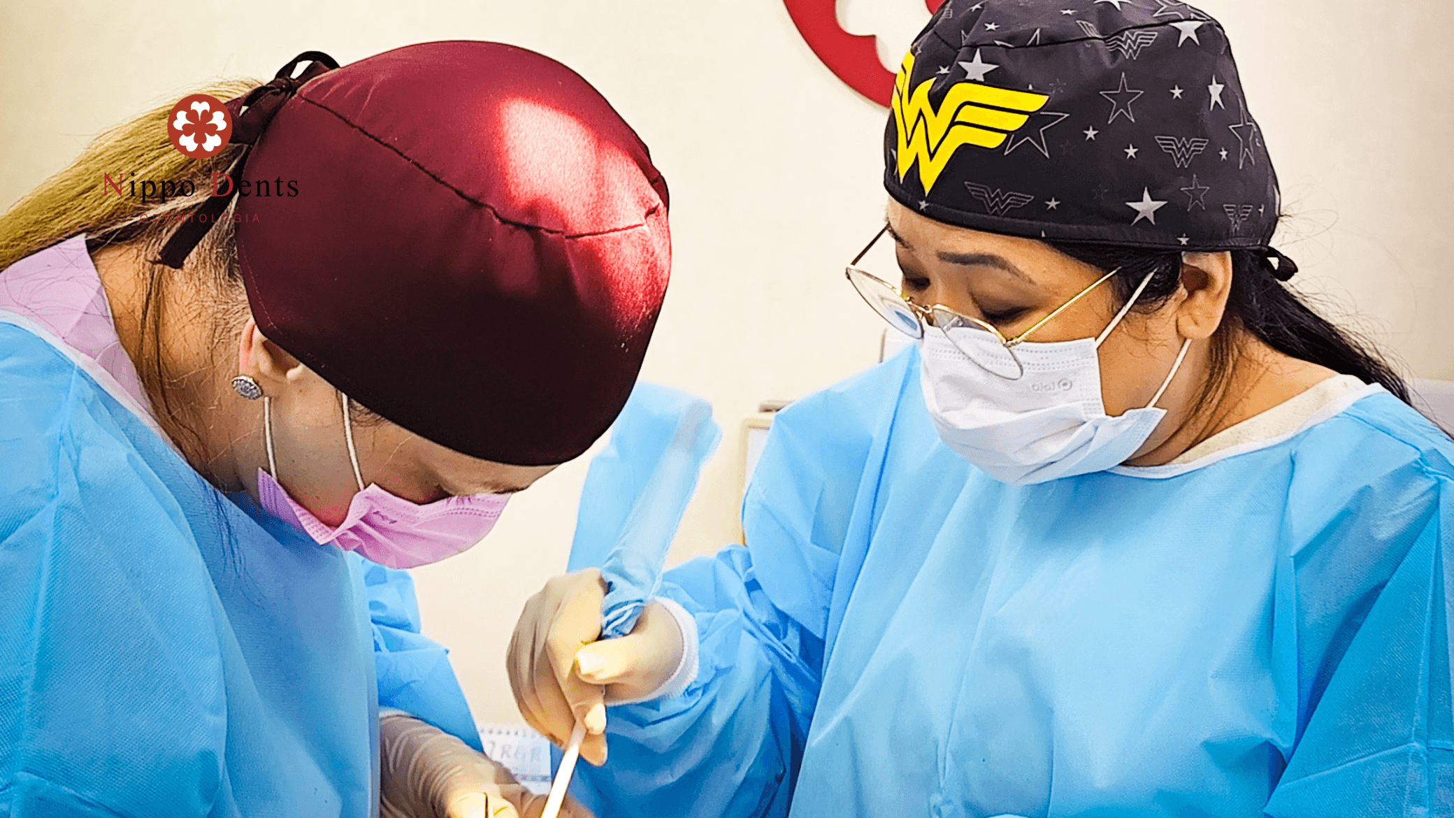 Dra Claudine realizando cirurgia de implante dentário com equipe especializada na Nippo Dents Odontologia em São Paulo