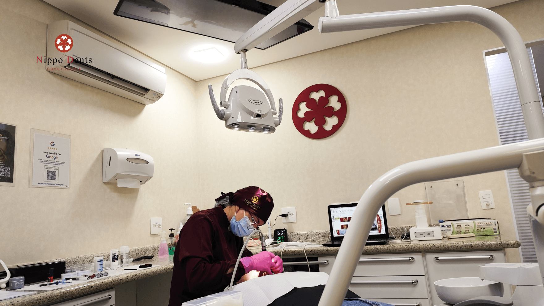 Consultório odontológico da Nippo Dents durante tratamento de cárie