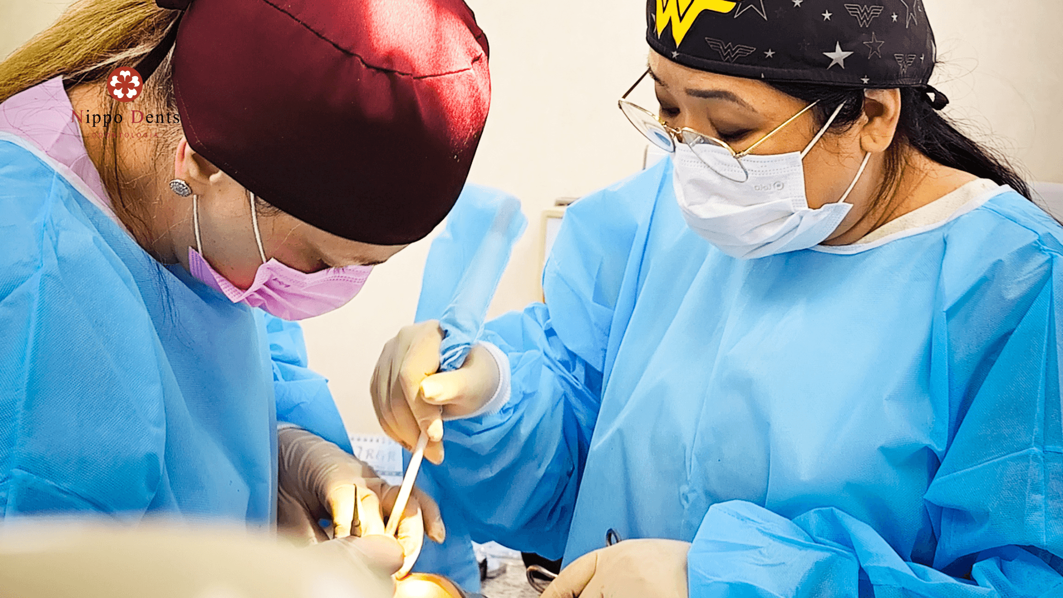 Dentista realizando procedimento de implante dentário em tratamento de reabilitação oral