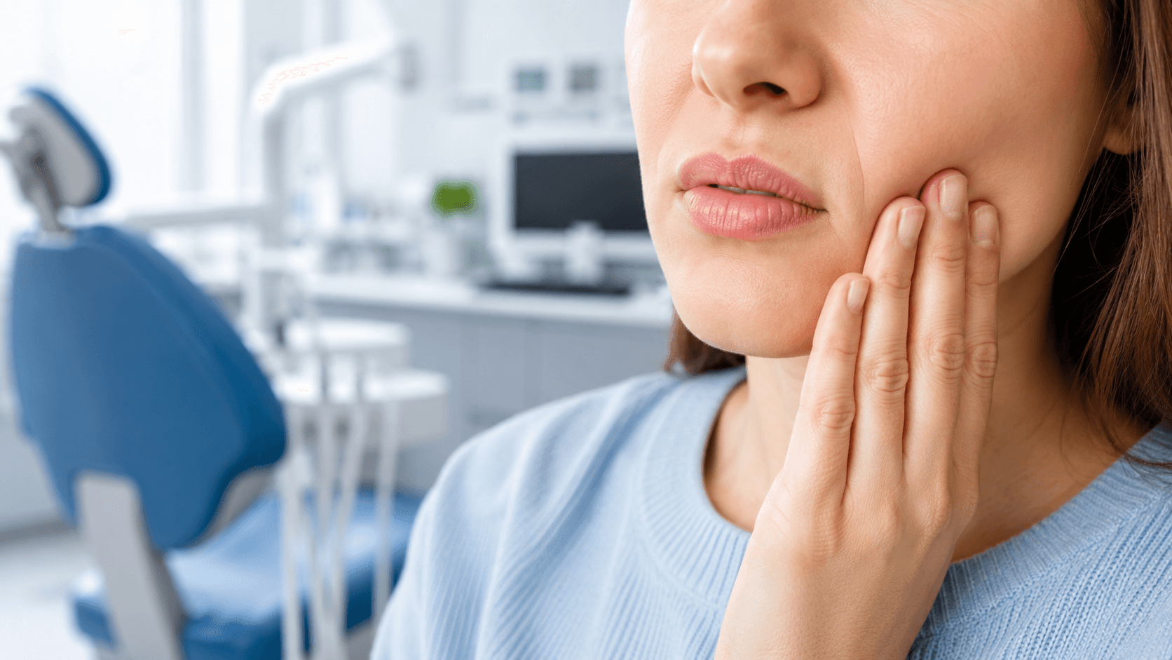 Paciente com desconforto dental durante avaliação para dor de dente em clínica odontológica em São Judas, Zona Sul de São Paulo.